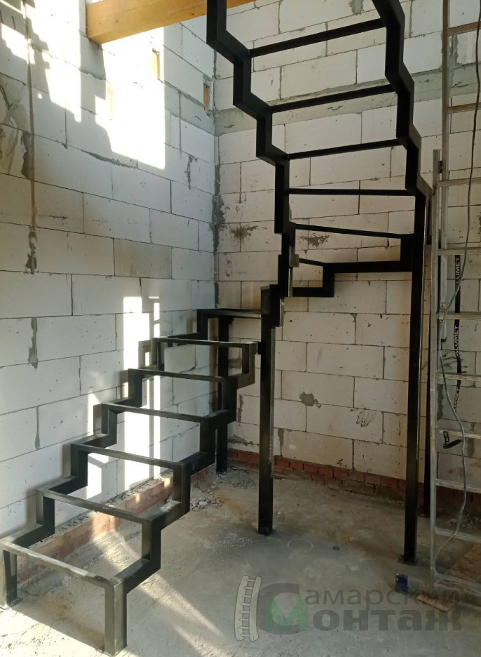 металлическая лестница в коттедж